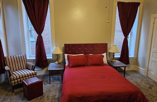 Lafayette Square House | Burgundy Room - LAFAYETTE SQUARE