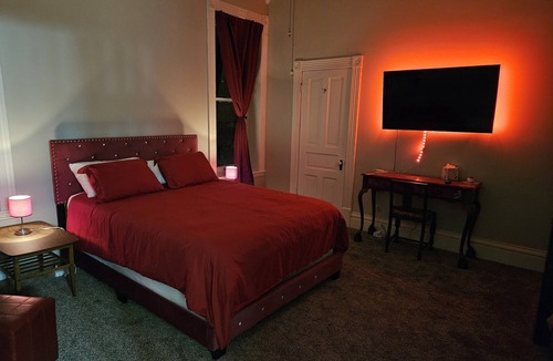 Lafayette Square House | Burgundy Room - LAFAYETTE SQUARE