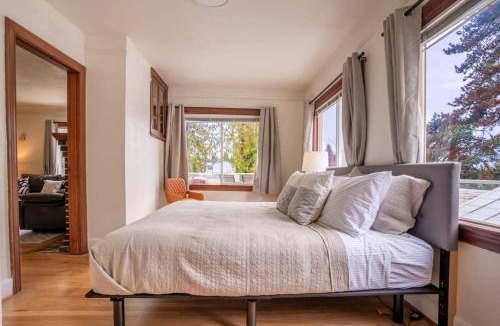 Burien House | Burien's 3-BR Middle Unit Retreat with Deck BBQ