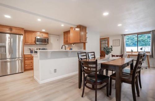 Burien House | Burien's 3-BR Middle Unit Retreat with Deck BBQ