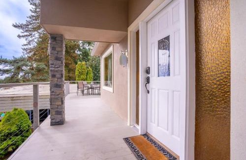 Burien House | Burien's 3-BR Middle Unit Retreat with Deck BBQ