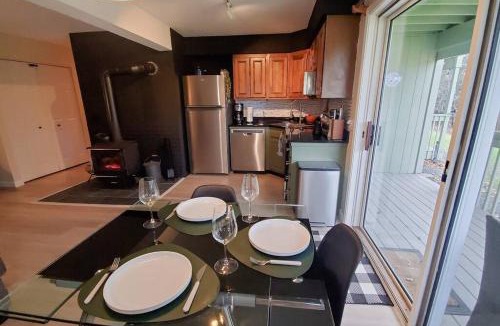 East Burke Apartment | Burke Abode - Trailside Condo with King & Full Beds