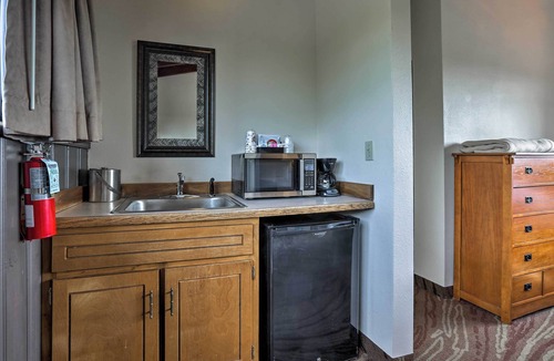 Burkesville Apartment | Burkesville Apt w/Deck, Views & Pool Access!