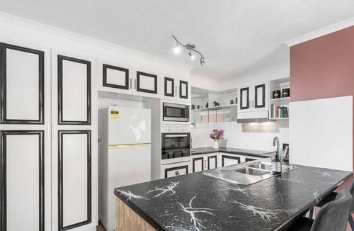 Burleigh Heads Apartment | Burleigh Beachside: Pool Parking & Beach Access