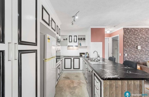 Burleigh Heads Apartment | Burleigh Beachside: Pool Parking & Beach Access