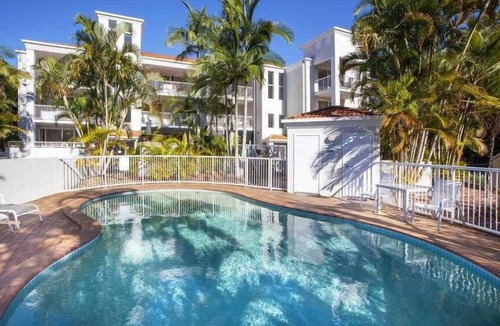 Burleigh Heads Apartment | Burleigh Beachside: Pool Parking & Beach Access