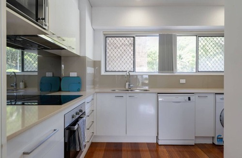 Burleigh Heads Apartment | Burleigh Point Beach Vibes Stylish and Modern