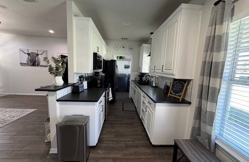 Burleson House | Burleson Farmhouse 3-bedroom house