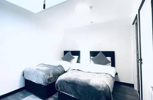 Peterborough Apartment | Burmer Central Bliss: Modern 3BR/1BA, Full Kitchen