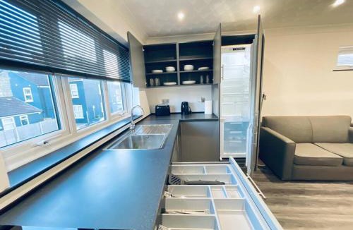 Peterborough Apartment | Burmer Central Bliss: Modern 3BR/1BA, Full Kitchen