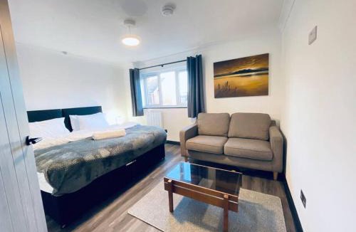 Peterborough Apartment | Burmer Central Bliss: Modern 3BR/1BA, Full Kitchen