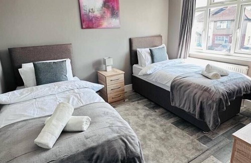 Reading House | Burmese - 5 Bedroom House