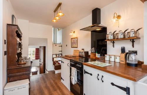 Scawton House | Burn Cottage - with Hot Tub