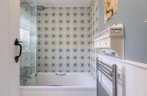 Scawton House | Burn Cottage - with Hot Tub