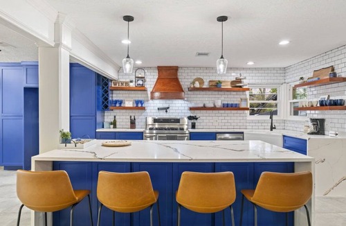 Baytown House | Burnet Bay Waterfront Pool Resort
