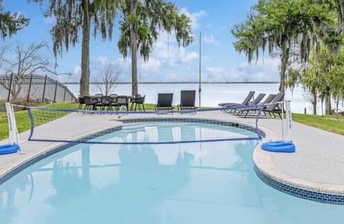 Baytown House | Burnet Bay Waterfront Pool Resort