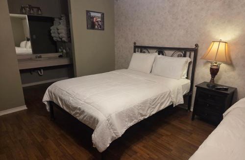 San Saba Hotel | Burnham's Lodging