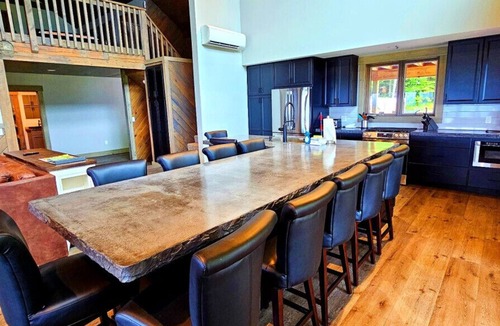 Greenville Cabin | Burnt Jacket Lodge *Lake/Mountain Views*Hot Tub*Pet Friendly*Kayaks*Shared Dock*Hiking Trails*A/C*Washer/Dryer*Sleeps 15