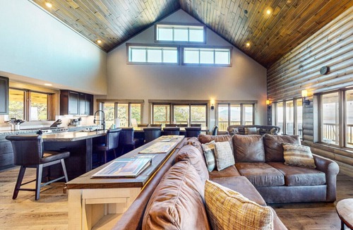 Greenville Cabin | Burnt Jacket Lodge *Lake/Mountain Views*Hot Tub*Pet Friendly*Kayaks*Shared Dock*Hiking Trails*A/C*Washer/Dryer*Sleeps 15
