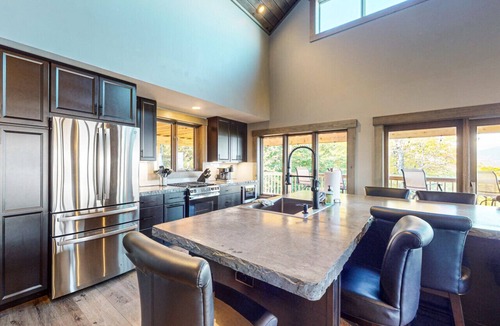Greenville Cabin | Burnt Jacket Lodge *Lake/Mountain Views*Hot Tub*Pet Friendly*Kayaks*Shared Dock*Hiking Trails*A/C*Washer/Dryer*Sleeps 15