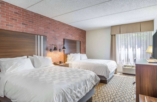 New Hartford Hotel | Burrstone Inn, an Ascend Collection Hotel