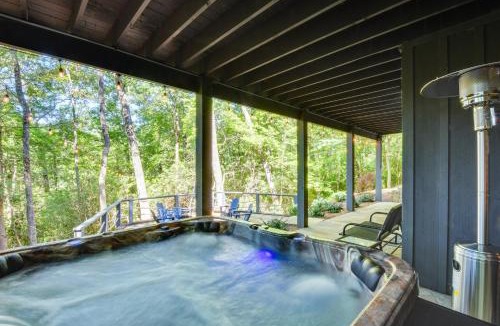 Wiley House | 'Burton on the Rocks' Lake Retreat w/Hot Tub!