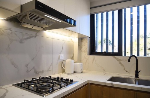 Burwood Apartment | Burwood Central Steps to Shops, Station & Dining