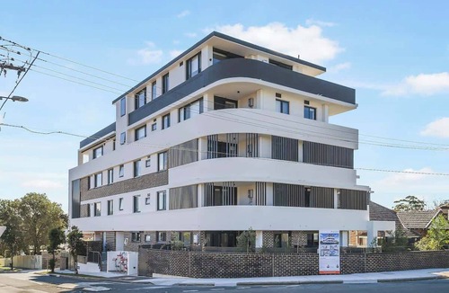 Burwood Apartment | Burwood Central Steps to Shops, Station & Dining