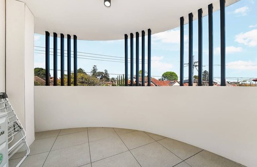 Burwood Apartment | Burwood Central Steps to Shops, Station & Dining