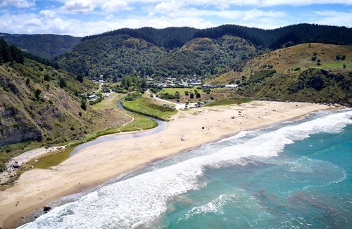 Tangoio House | Bush Clad Setting with Beach Views