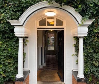 Farnham Hotel | Bush Hotel Farnham