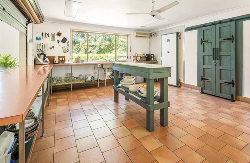 Mudgeeraba Apartment | Bush Retreat Pets Ensuite & Pool