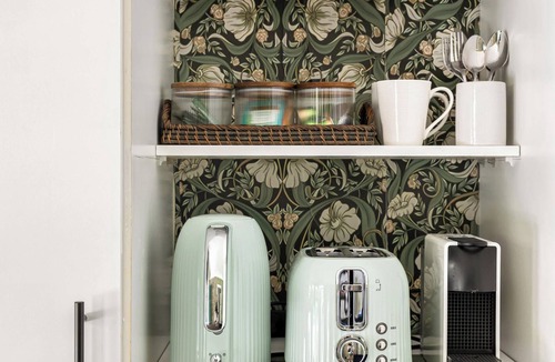 Mudgeeraba Apartment | Bush Retreat Pets Ensuite & Pool