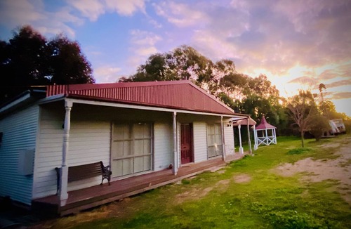 Dunolly House | Bushby’s Self Contained Cottage