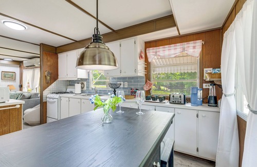 Bushnell Cottage | Bushnell Riverside Retreat w/Hot Tub & Game Shed