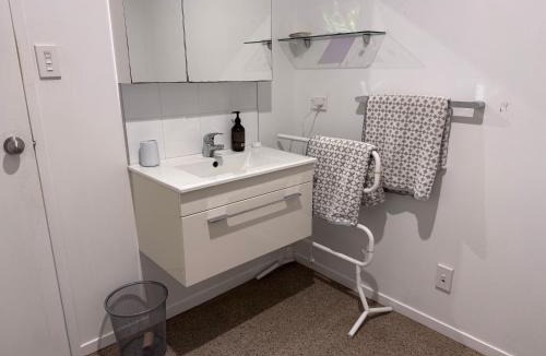 Tawharanui Bed & Breakfast | Bushy Retreat