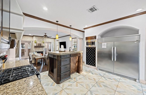Knox - Henderson House | Business Friendly 14 Bed Duplex Mins to Downtown/Convention Center Walk to Bars!