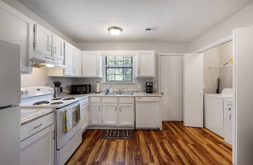 Calhoun House | Business-Ready 2 Bedroom Suite