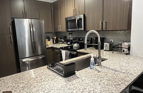 Houston Apartment | Business-Ready Haven/Near IAH, Gym, Pool & Parking