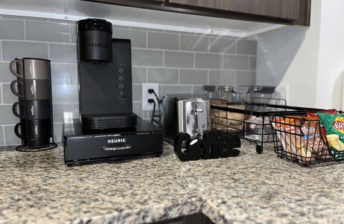 Houston Apartment | Business-Ready Haven/Near IAH, Gym, Pool & Parking