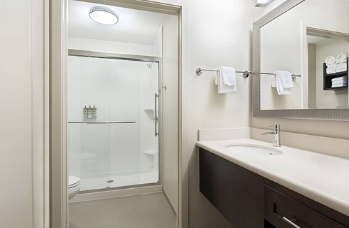 Seybold Hotel | Business Travel Bliss: 5 Minutes to Airport, Complimentary Breakfast! Pool!
