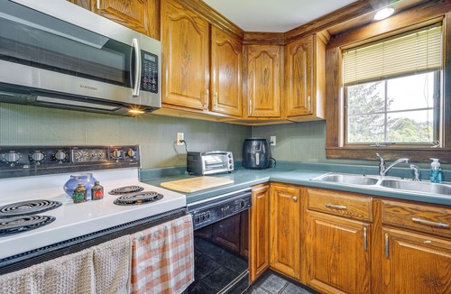 Buskirk Cottage | Buskirk Vacation Rental w/Deck & Putting Green!