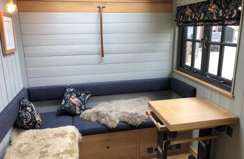 Brimpsfield House | Butcher’s Arms – Shepherd Huts