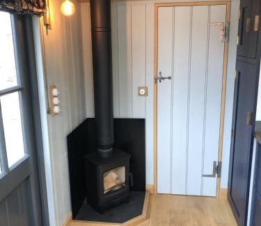 Brimpsfield House | Butcher’s Arms – Shepherd Huts