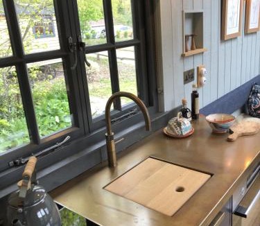 Brimpsfield House | Butcher’s Arms – Shepherd Huts