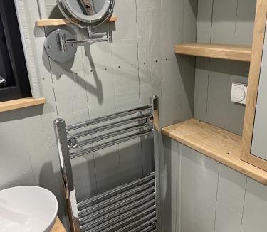 Brimpsfield House | Butcher’s Arms – Shepherd Huts