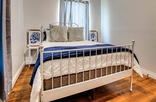Guthrie Cottage | Buttercup Cottage downtown area / WI-FI / PETS