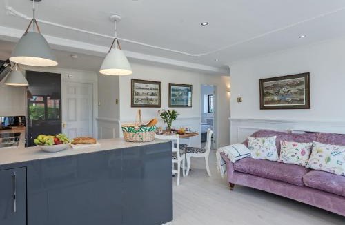 Ormskirk House | Buttercup Cottage