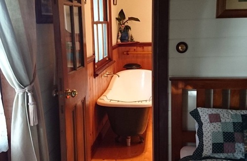 Nirranda House | Butterfly Farm Bed and Breakfast