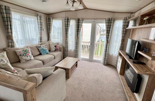 South Cerney Ski Chalet | Butterfly Retreat - Dog Friendly